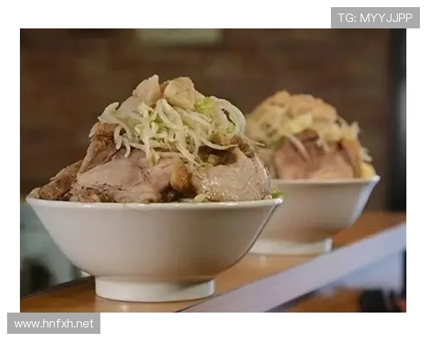 拉莫斯早餐桌上摆三瓶香槟，我这碗泡面瞬间没味了