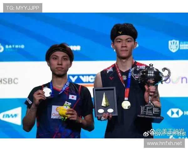 李梓嘉训练穿得像打仗，出门像去颁奖礼，我怀疑他过着两个世界的生活