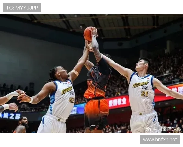 胡金秋上场冷到像机关枪，下了场衣橱像精品店，这反差我服了