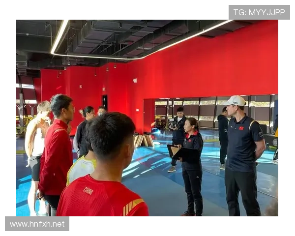 高亭宇训练完直接去奢侈品店刷卡，柜姐以为他走错片场了